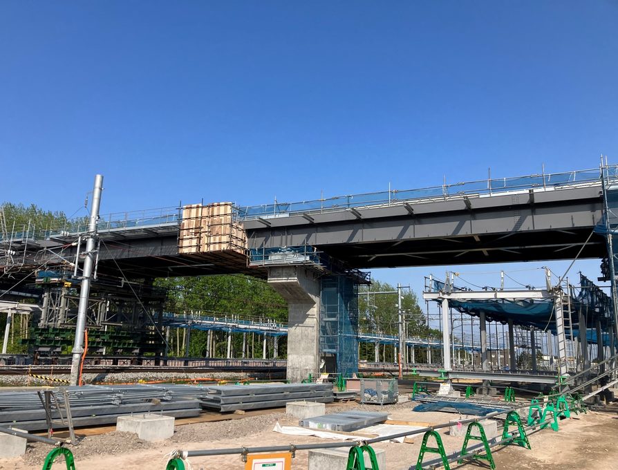 駅 ペデストリアンデッキ（施工（上部工 架設））